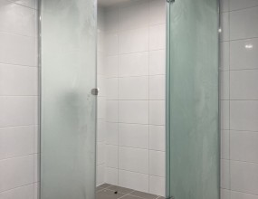  우측상단 '고객지원' 안에 '공지사항'을 보시면 간이샤워장을 설치하는 과정을 보실 수 있으며 아래 블러그를 클릭하시면 샤워부스와 히노끼욕조에 관련된 더 많은 자료를 보실 수 있습니다. 간이샤워장을 설치하시려면 싱크대같은 것이 설치된 곳을 찾으시고, 하수도가 어떻게 생겼는지 사진을 찍어서 문자로 보내주시면 빠른 상담을 진행할 수 있습니다. 히노끼욕조 상담을 하시려면 히노끼욕조를 설치하고자하는 곳의 사진과 크기를 재서 보내 주시면 됩니다.   '샤워부스와 히노끼'에 대해 궁금하시면 전화주십시요상담시간 평일 오전 8시~오후 6시 제품 상담실 1544-1502 박경순 실장 010-4250-2270블로그 http://blog.naver.com/pks0079/